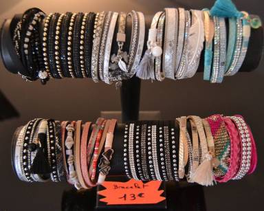 Bijoux et bracelets vous sont proposés !